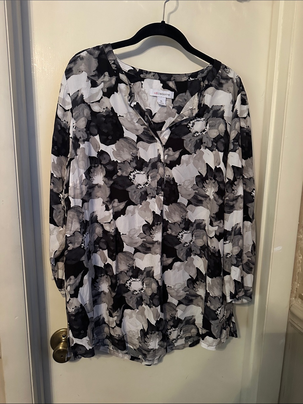 Liz Claiborne Black & White V-Neck Blouse Size XL NWT